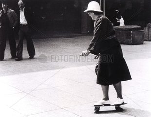 Oma faehrt Skateboard