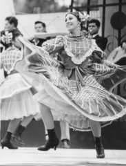 Tanzende Mexikanerin in traditioneller Kleidung