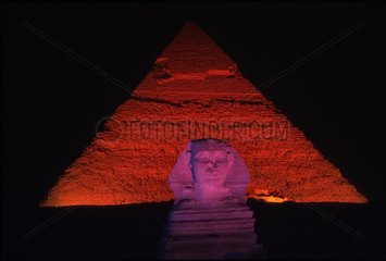 Pyramiden von Gizeh und Sphinx waehrend Lichtshow