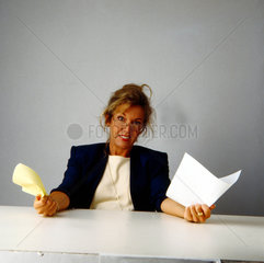 Genervte Frau am Schreibtisch