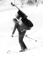 Skifahrer mit Cello