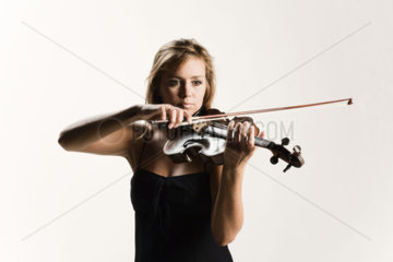 junge attraktive Frau spielt Geige
