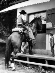 Cowboy auf Pferd am Kiosk