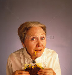Oma sabbert beim Essen