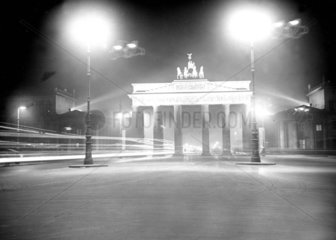 D-Berlin Brandenburger Tor im Scheinwerferlicht