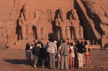 Touristen vor dem Ramses-Tempel in Abu Simbel
