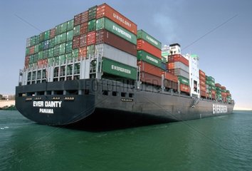 Frachtschiff mit Containeren beladen