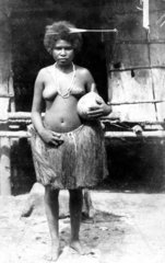 afrikanische Frau in traditionellem Kleid