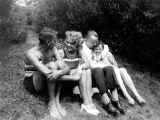 Familie macht Picknick  1930