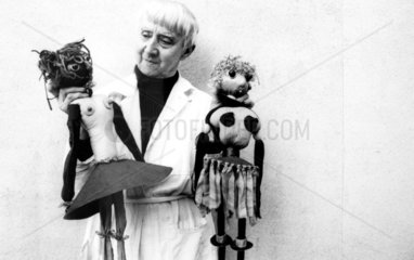 Hanna Hoech mit Puppen