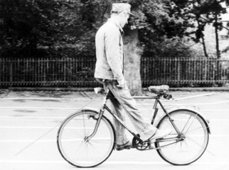 Mann faehrt rueckwaerts Fahrrad