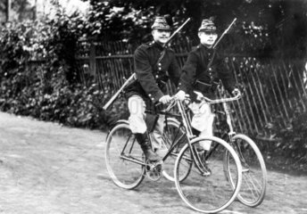 Zwei Soldaten auf Fahrrad