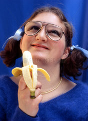Maedchen isst Banane