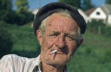 alter Mann mit Zigarette