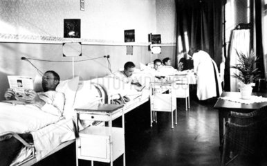 Krankenhaus Betten Patienten beim Lesen