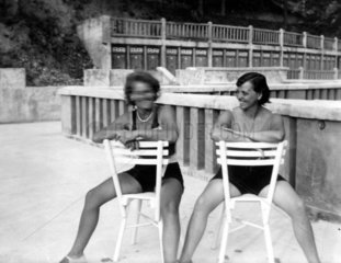 Frauen Sitzen Stuehle Badeanzug