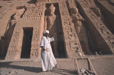 Schluesselwaechter vor dem Hathor Tempel
