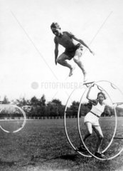 Mann springt ueber Rhoenrad  1934