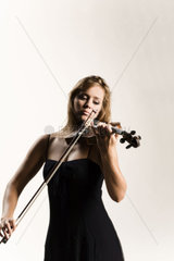 junge attraktive Frau spielt Geige