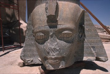 Kopf einer Pharaonenskulptur