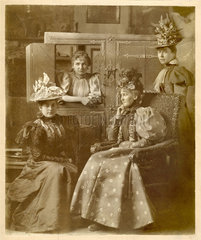 feine Gesellschaft  vier Damen  um 1907