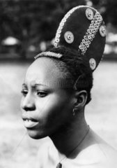 Afrikanerin mit schoener Frisur