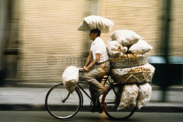 Mann transportiert viele Broetchen