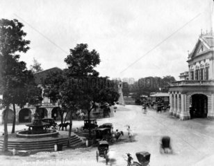 Singapur ca. 1890  Platz vor dem Postamt   Kutschen   Rikshas