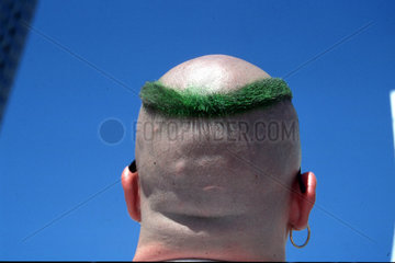Mann mit gruenen Haaren
