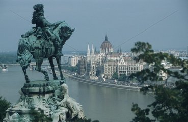 Blick von einer Reiterstatue auf das ungarische Parlament