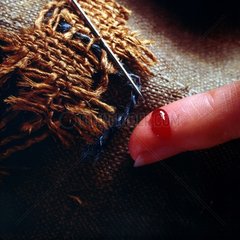 Finger blutet durch Nadelstich