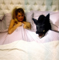 Frau mit Wildschwein im Bett