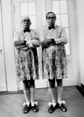 Zwei Maenner als Frauen verkleidet