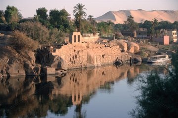 Nilinsel Elephantine spiegelt sich im Wasser