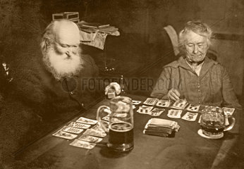 Ehepaar beim Kartenlegen  1924