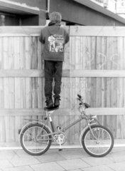 Kind steht auf Fahrrad