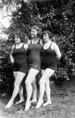 Drei Frauen in Badeanzuegen