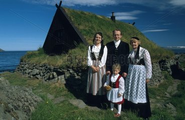traditionell gekleidete Familie
