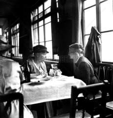 Zwei alte Frauen Cafe