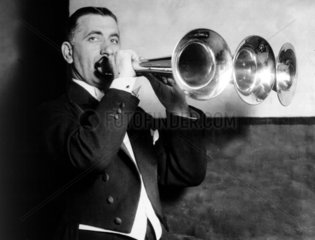 Mann mit seltsamer Trompete