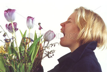 Frau Allergie Blumen niesen