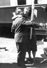 Paar kuesst sich 1920