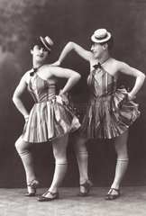 Zwei Frauen tanzen Charlston 1920