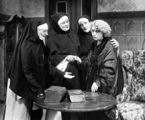 Frau mit drei Nonnen