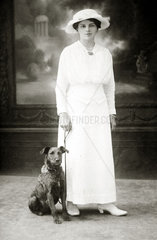 Hund neben Frau mit weissem Kleid