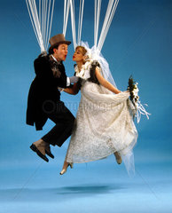 Hochzeitspaar am Fallschirm