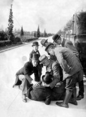 Maennergruppe auf der Strasse 1920