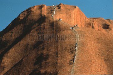 Touristen besteigen Ayers Rock