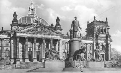 D-Berlin Reichstag mit Bismarckdenkmal