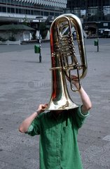 Mann mit Trompete auf dem Kopf